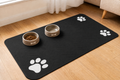 Tapis absorbant pour gamelles de chat et chien dans un espace repas
