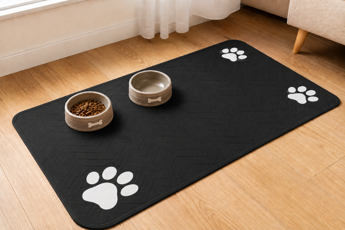 Tapis absorbant pour gamelles de chat et chien dans un espace repas